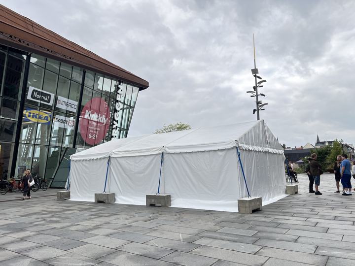 Festtelt på pladsen foran Bryggen i Vejle