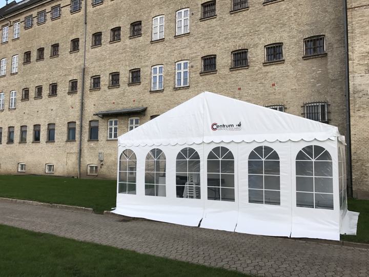Festtelt opstillet foran Fængslet i Horsens
